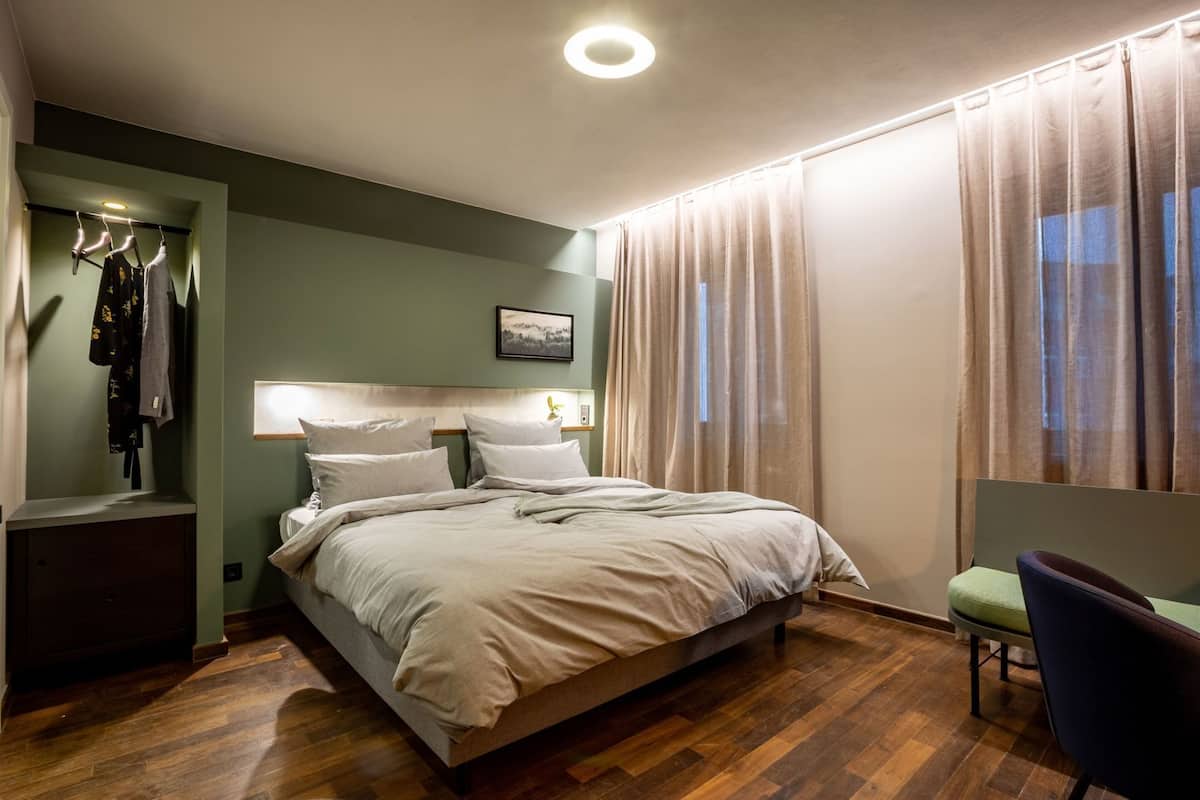 Ropa de cama de alta calidad y caja de seguridad en la habitación