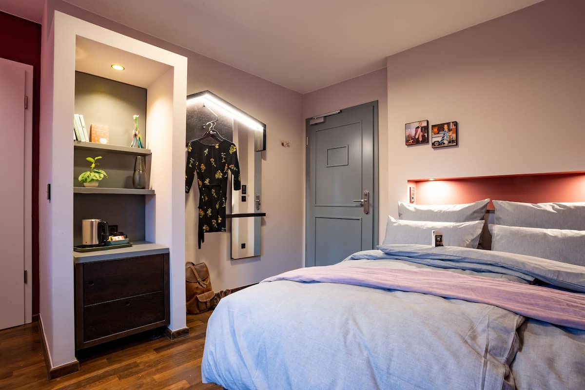 Ropa de cama de alta calidad y caja de seguridad en la habitación