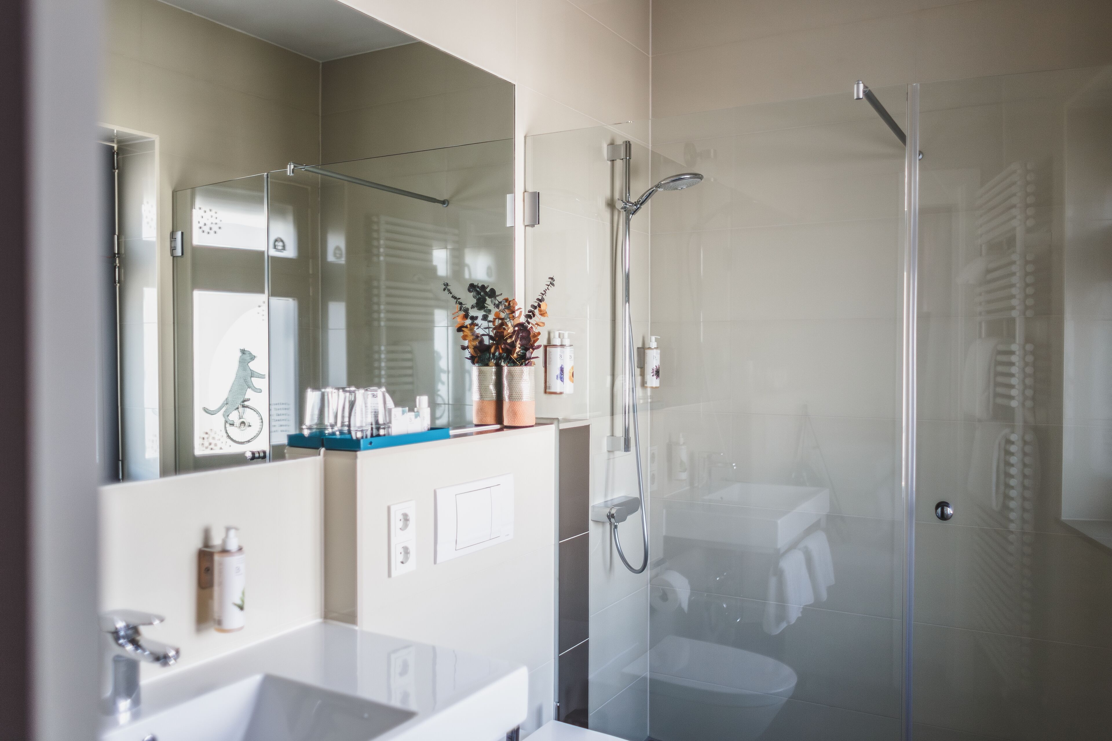 Een douche, een regendouche, designer toiletartikelen, een haardroger