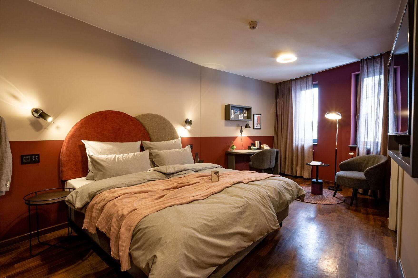 Premium bedding, in-room safe, individually decorated