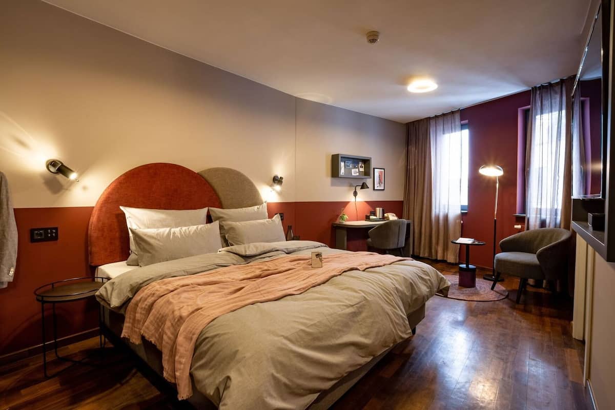 Ropa de cama de alta calidad y caja de seguridad en la habitación