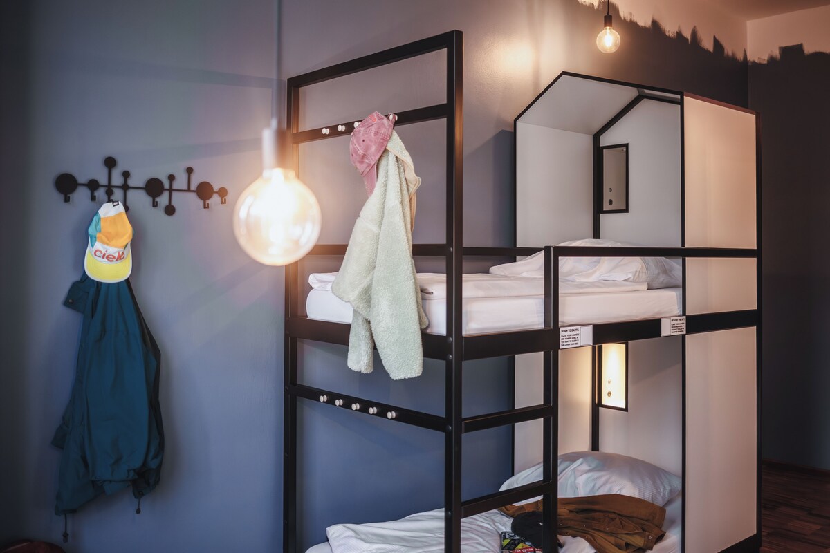 Dormitório compartilhado clássico, somente para mulheres, banheiro compartilhado (for 6 people) | Roupas de cama premium, cofres nos quartos, cortinas blackout
