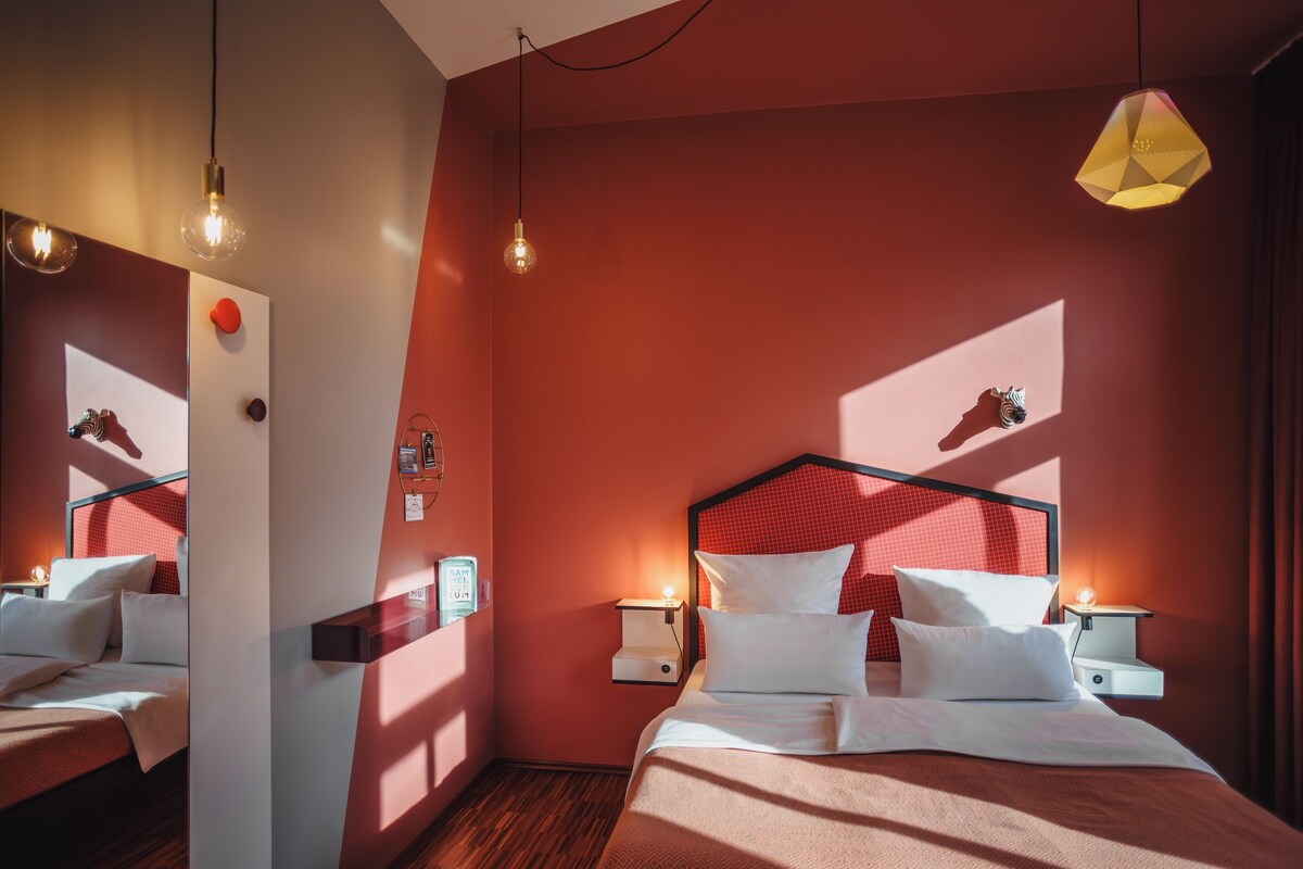Premium bedding, in-room safe, blackout drapes, soundproofing