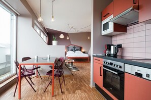 Studio Apartment, kitchen, private bathroom | Private kitchen | Eco-friendly cleaning products - The Circus Hostel (Berlin)