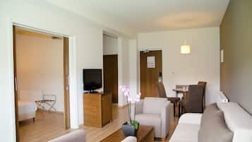 Executive Suite | Minibar, in-room safe, soundproofing, free WiFi