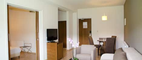 Executive Suite | Minibar, in-room safe, soundproofing, free WiFi