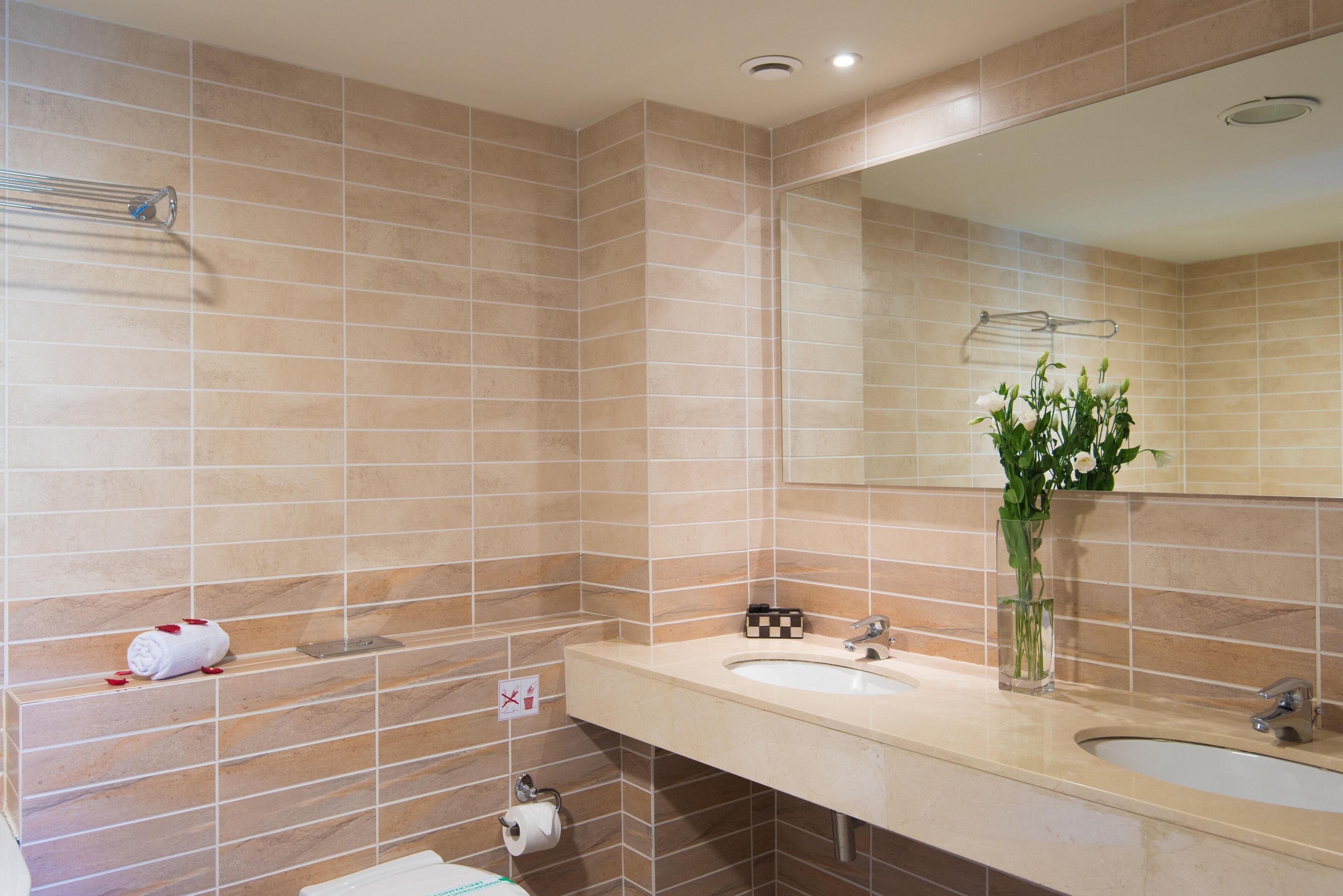 honeymoon suite | bathroom | free toiletries, hair dryer, towels