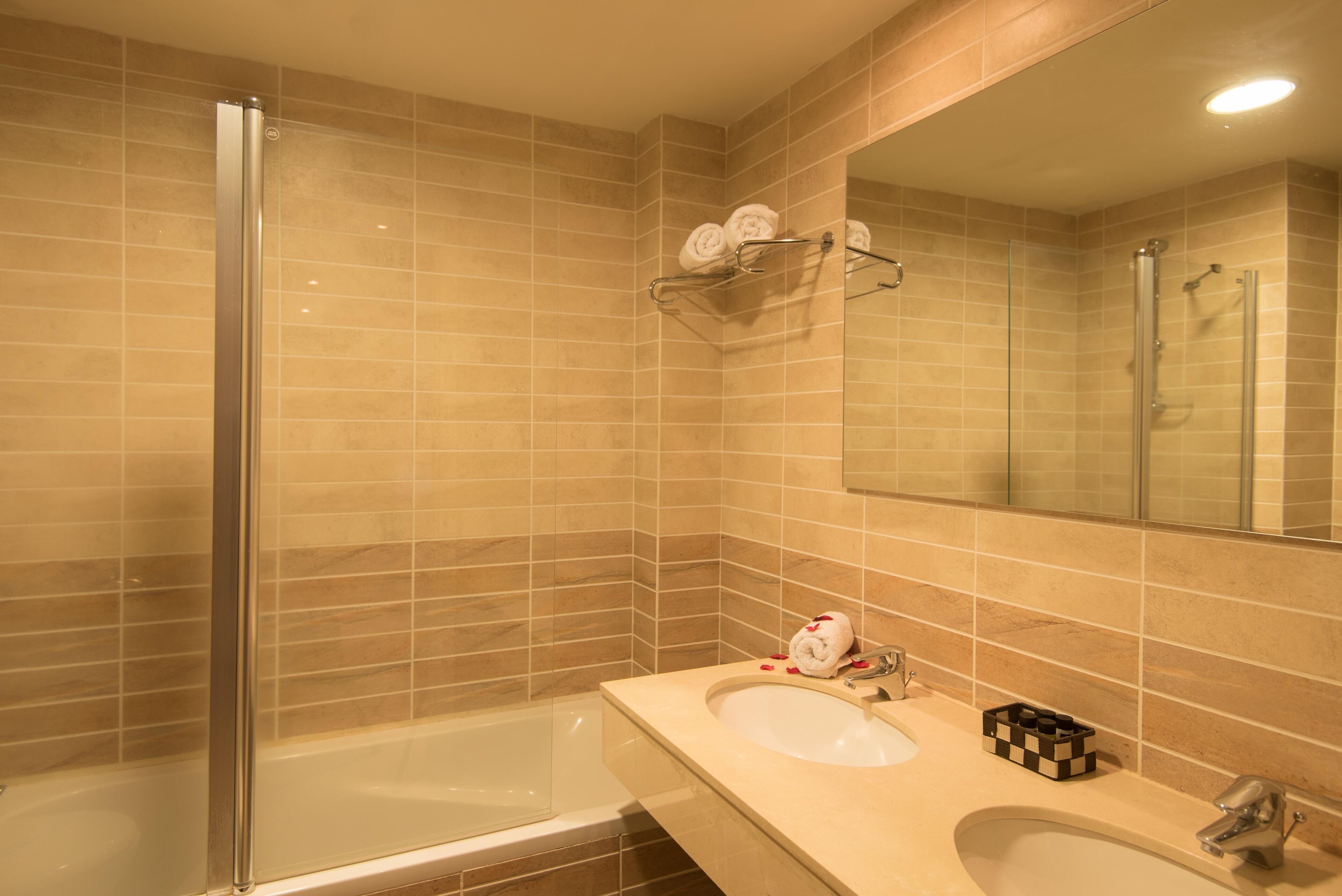 honeymoon suite | deep-soaking bathtub