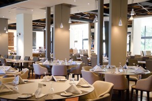 2 restaurants; breakfast, lunch, and dinner served - Rodon Hotel and Resort (Agros)