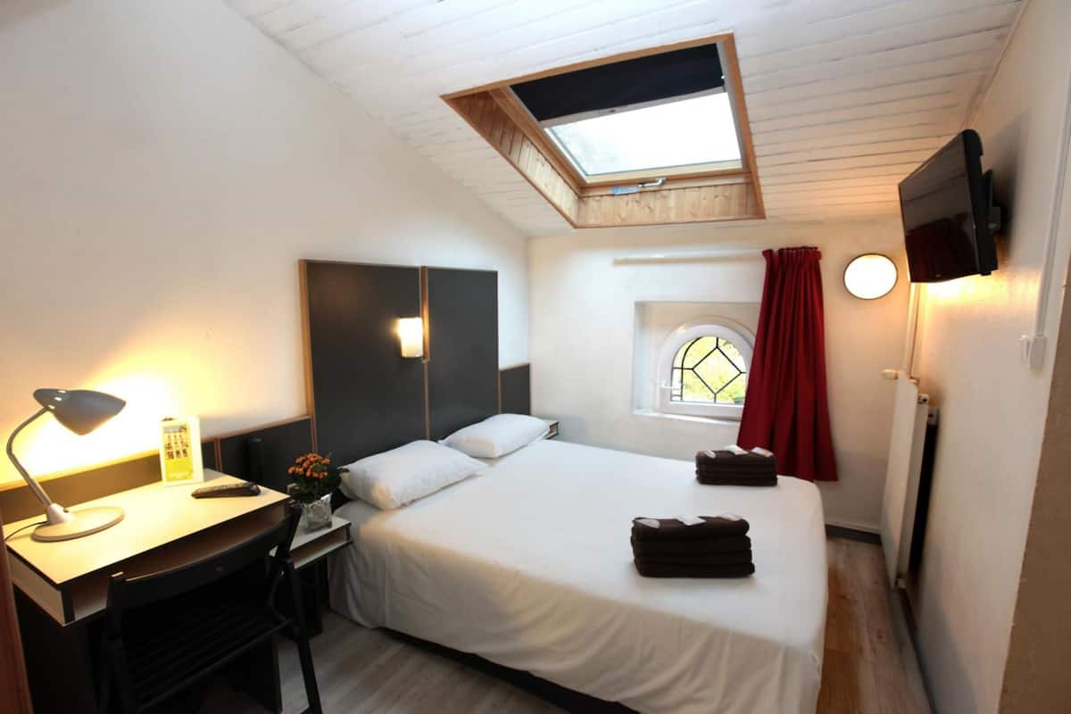 Tweepersoonskamer | Een bureau, verduisterende gordijnen, gratis babybedden, gratis wifi