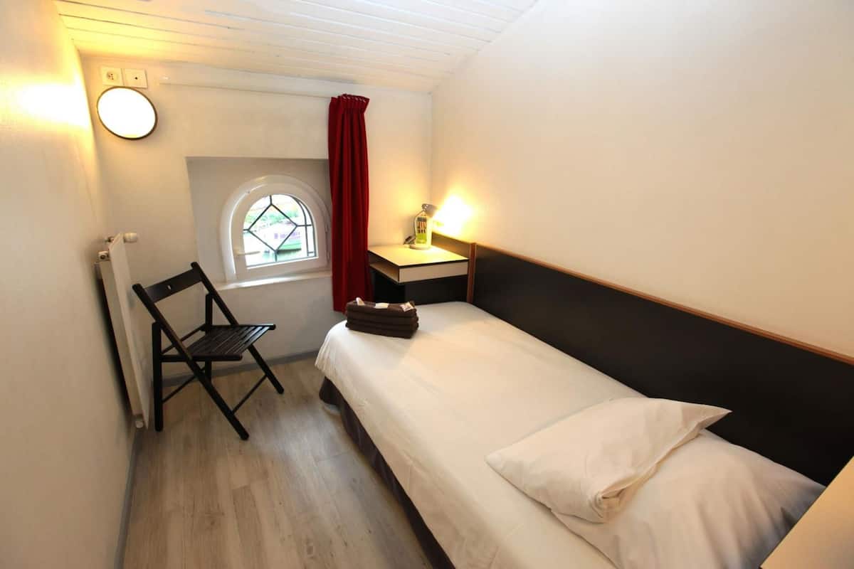 Standaard eenpersoonskamer | Een bureau, verduisterende gordijnen, gratis babybedden, gratis wifi
