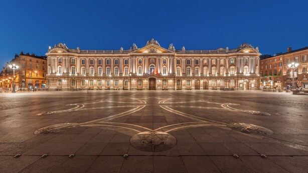 A grand, illuminated building with a symmetrical facade and a central courtyard. - Hotel La Chartreuse (Toulouse)