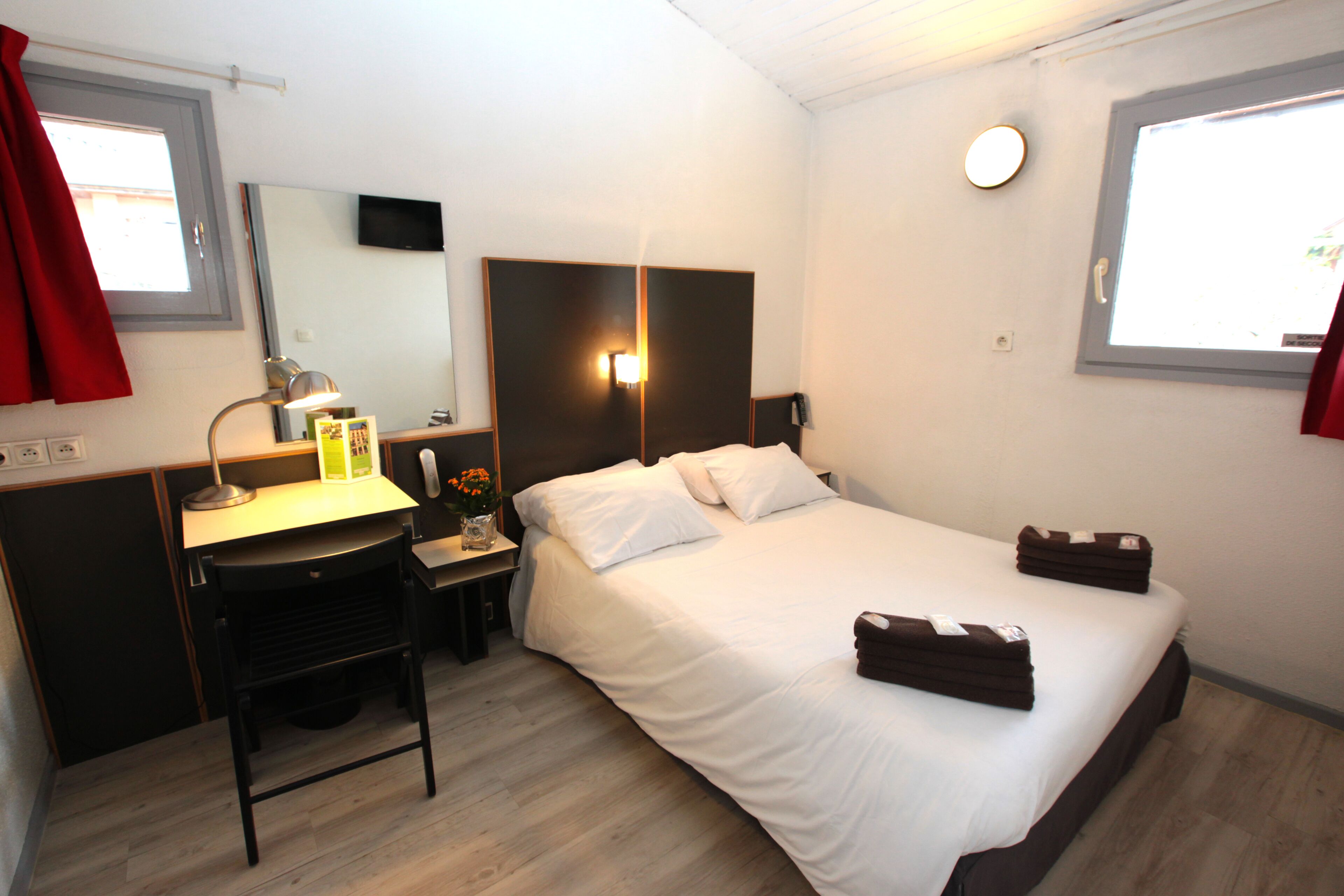 double room | desk, blackout curtains, free cots/infant beds, free wifi