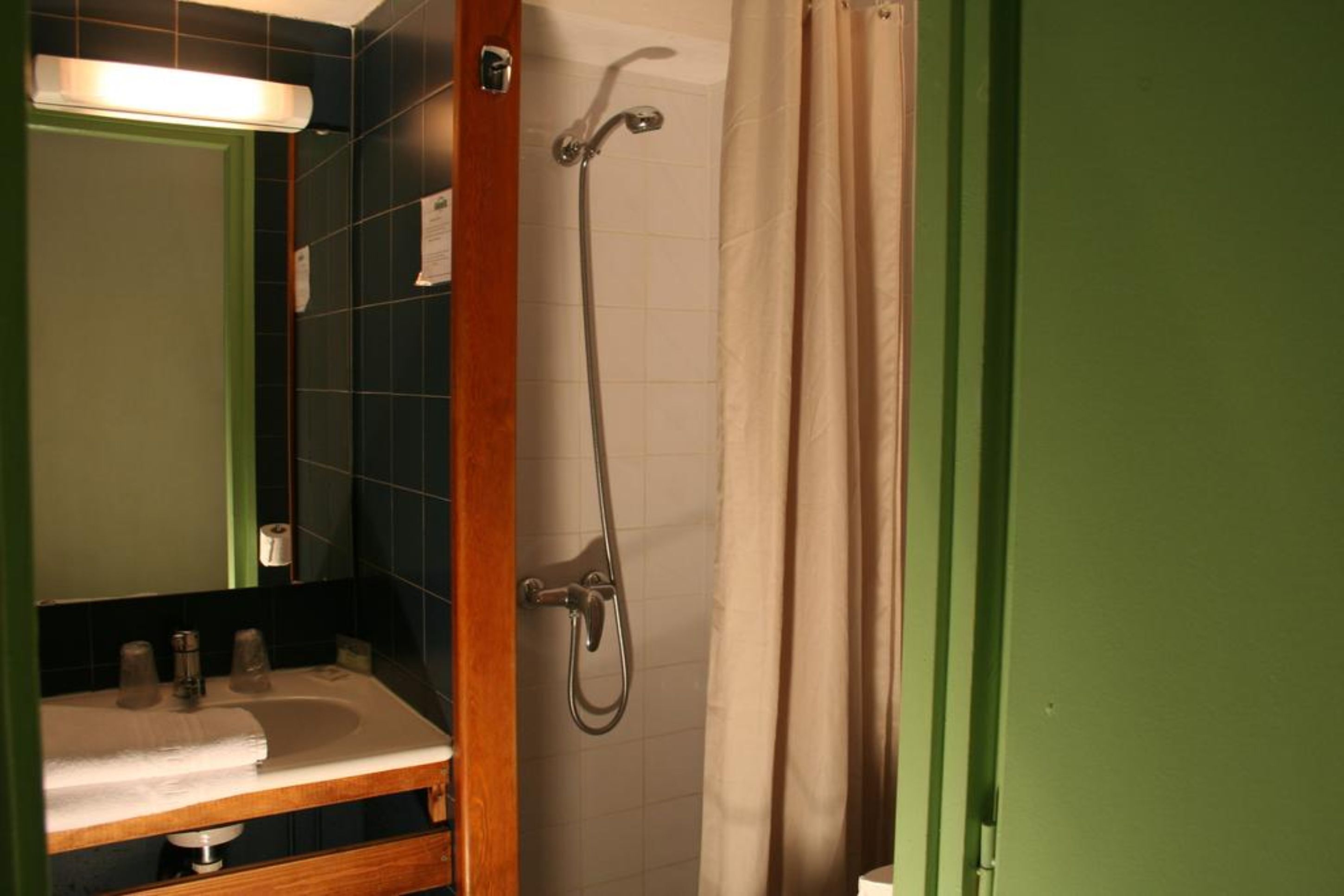 standard single room | bathroom | shower, free toiletries, towels