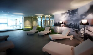 Couples treatment room(s), sauna, hot tub, steam room