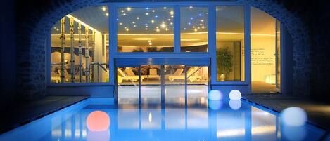 Innenpool, Außenpool (je nach Saison geöffnet), Liegestühle