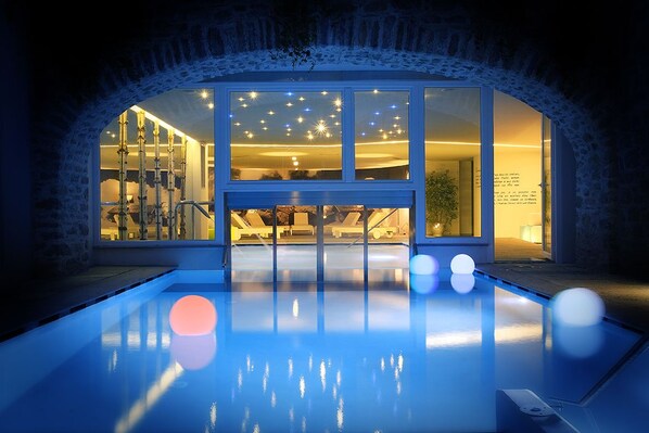 Indoor pool, seasonal outdoor pool, pool loungers