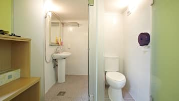 Familieværelse | Badeværelse | Bruser, gratis toiletartikler, hårtørrer, hjemmesko