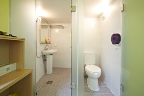 Camera familiare | Bagno | Doccia, set di cortesia gratuito, asciugacapelli, pantofole