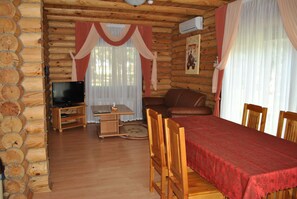 コテージ シングルベッド 2 台 | リビングルーム | テレビ