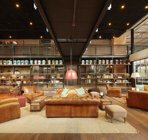 Serverer lunsj og middag