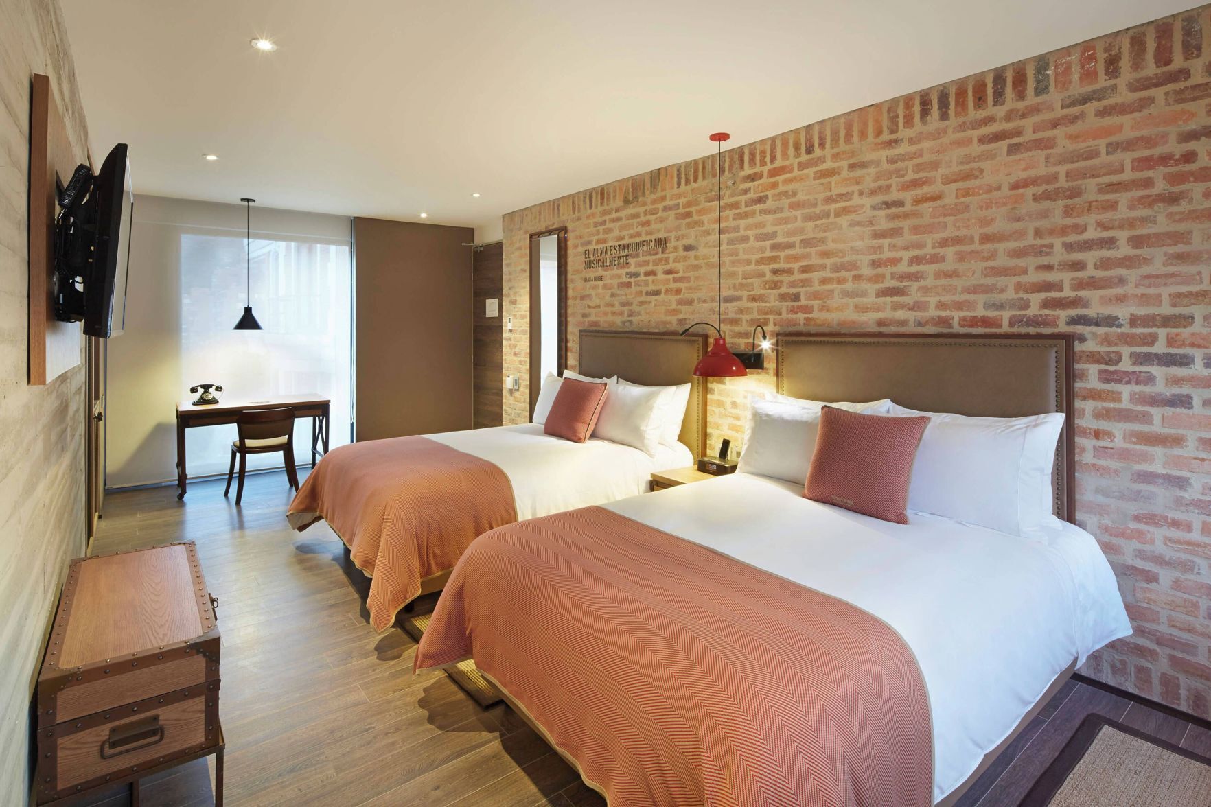 Biancheria da letto di alta qualità, materassi a doppio strato, minibar