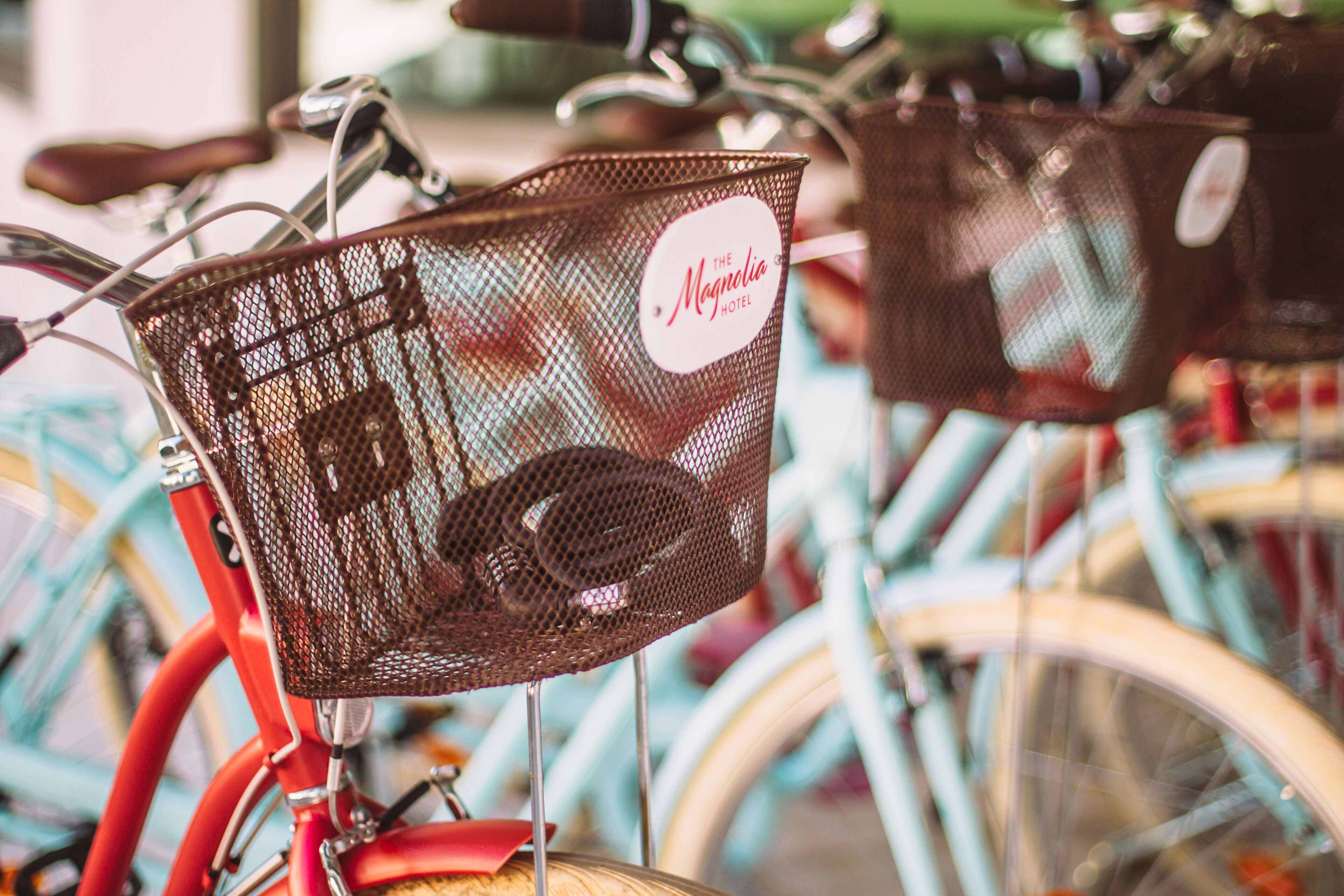 Een fiets met een mandje met daarop de tekst 'The Magnolia Hotel'.