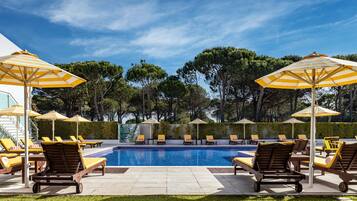 Piscina externa, guarda-sóis, espreguiçadeiras