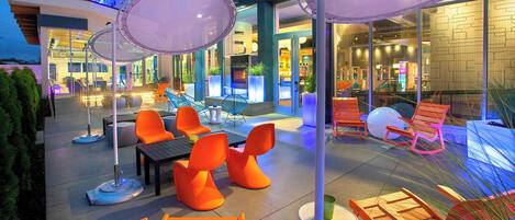 Sert le dîner et l'apéritif