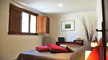 Premium bedding, minibar, desk, free cribs/infant beds