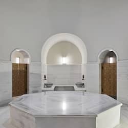 Behandelingskamers voor koppels, een sauna, een stoombad