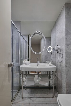 Free toiletries, hair dryer, bathrobes, slippers - TITANIC Gendarmenmarkt Berlin (Berlin)