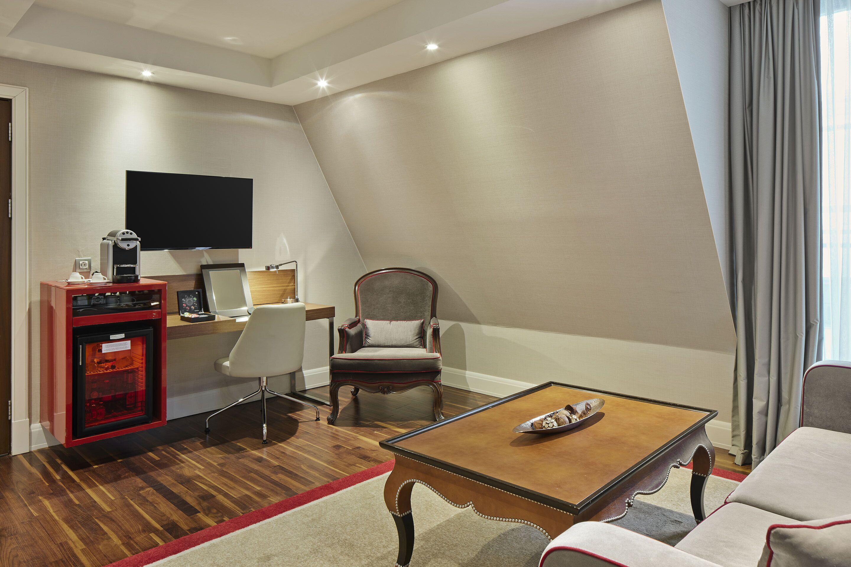 titanic suite | living area | flat-screen tv