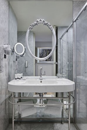 Kostenlose Toilettenartikel, Haartrockner, Bademäntel, Hausschuhe