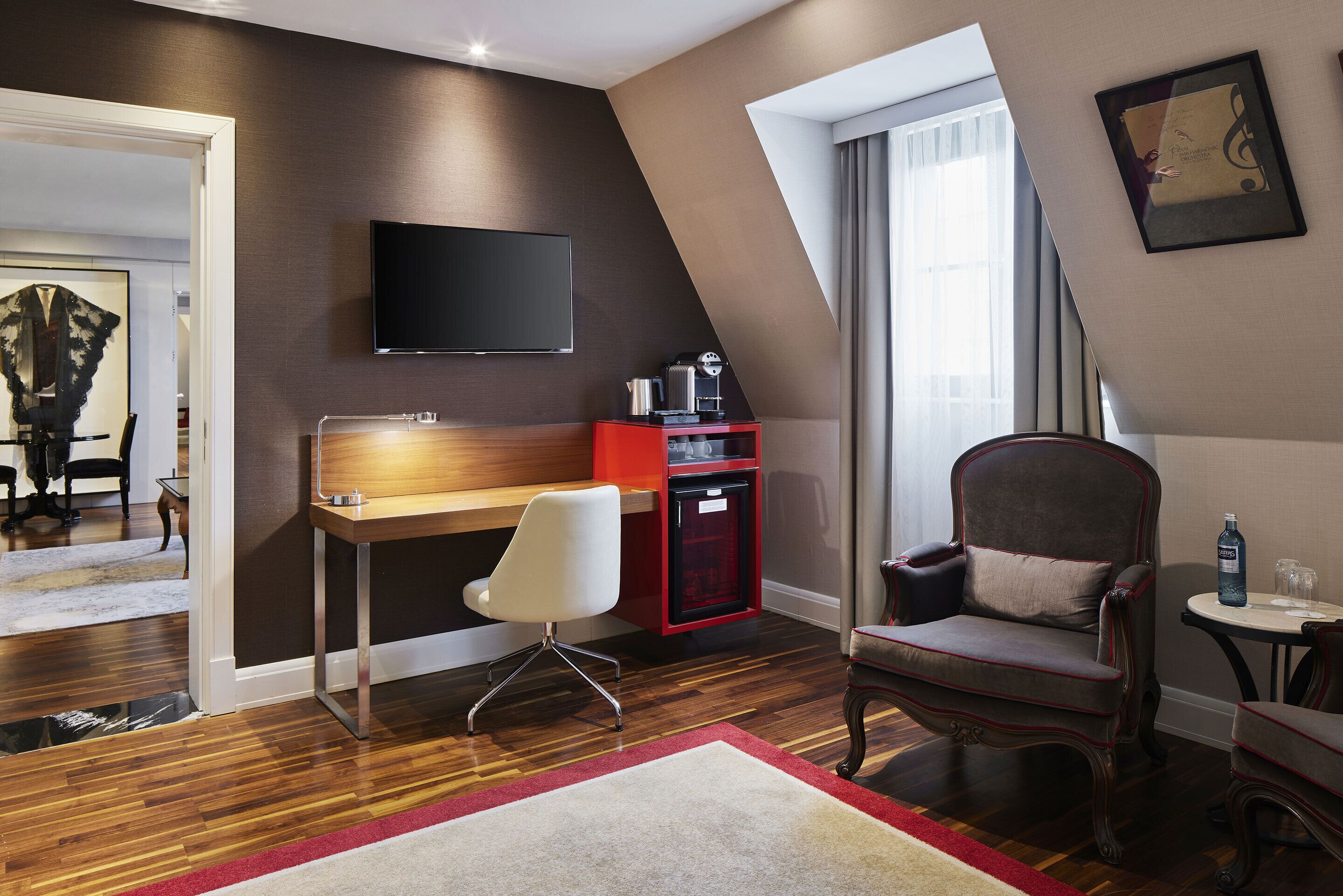 sezen aksu suite | living area | flat-screen tv