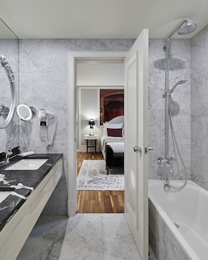 Sezen Aksu Suite | Bathroom