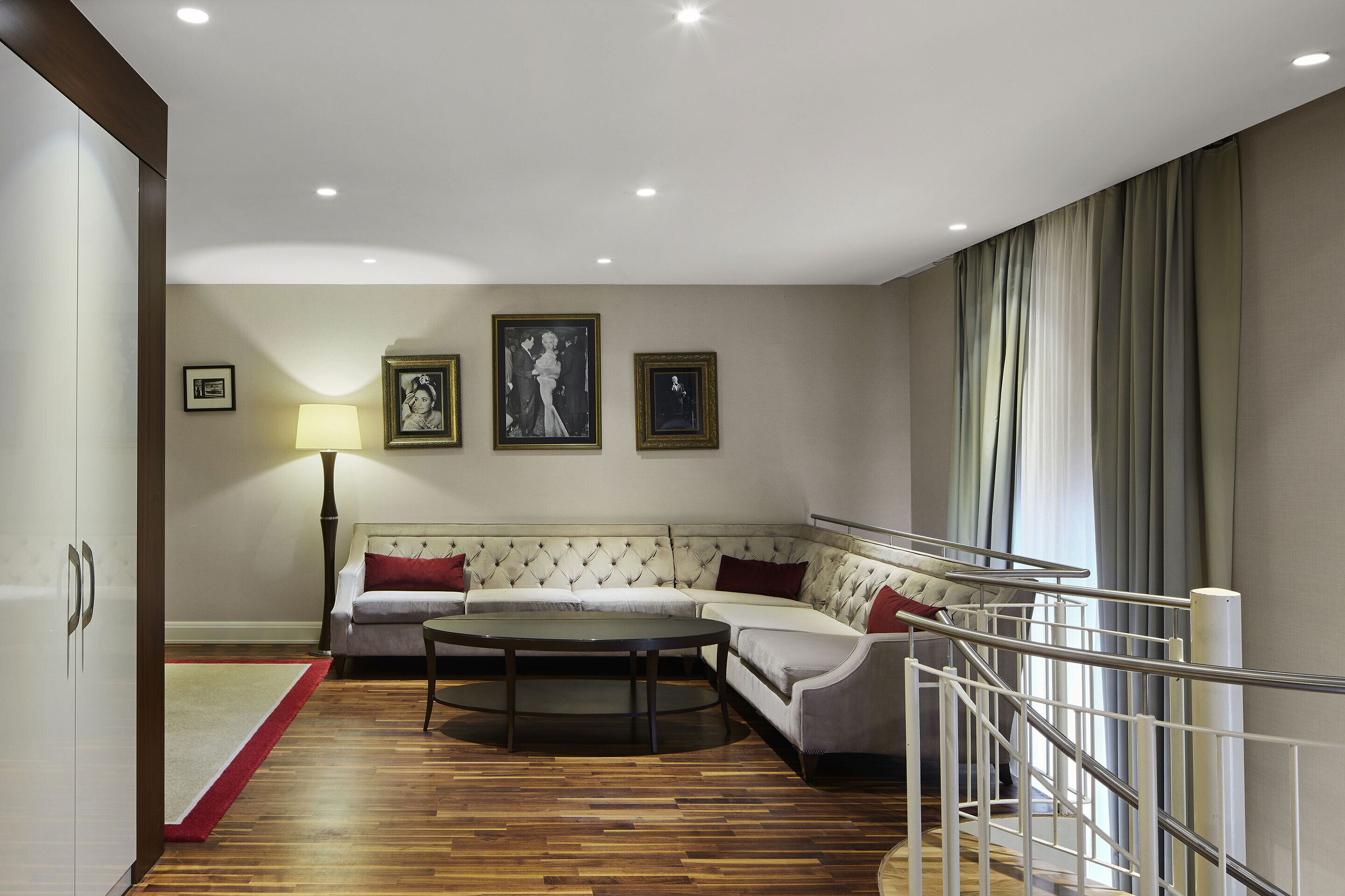 Titanic Suite Gendarmenmarkt | Living area | Flat-screen TV