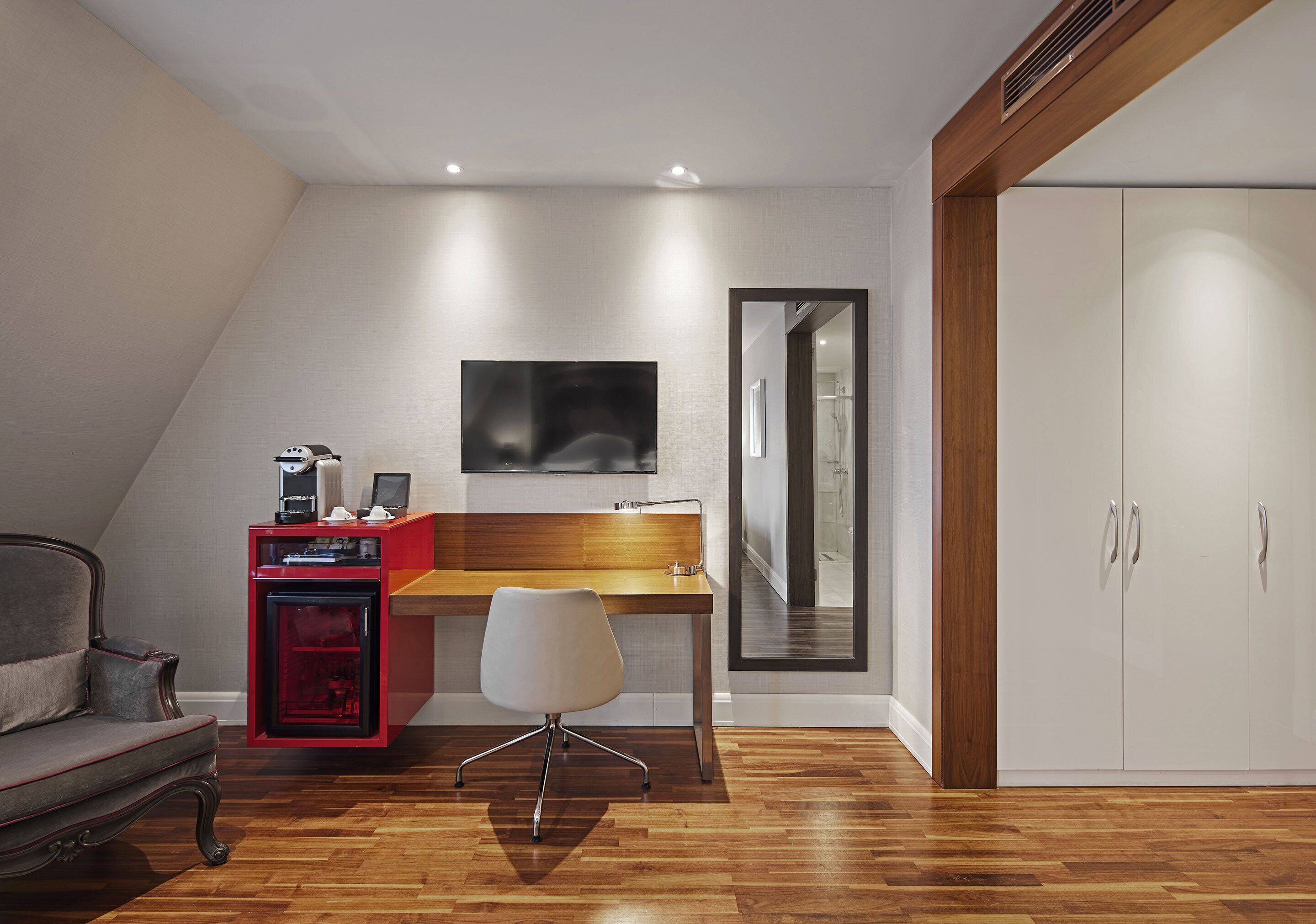 junior suite | living area | flat-screen tv