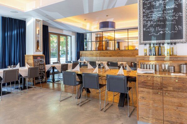 Breakfast, lunch, dinner served; Italian cuisine 