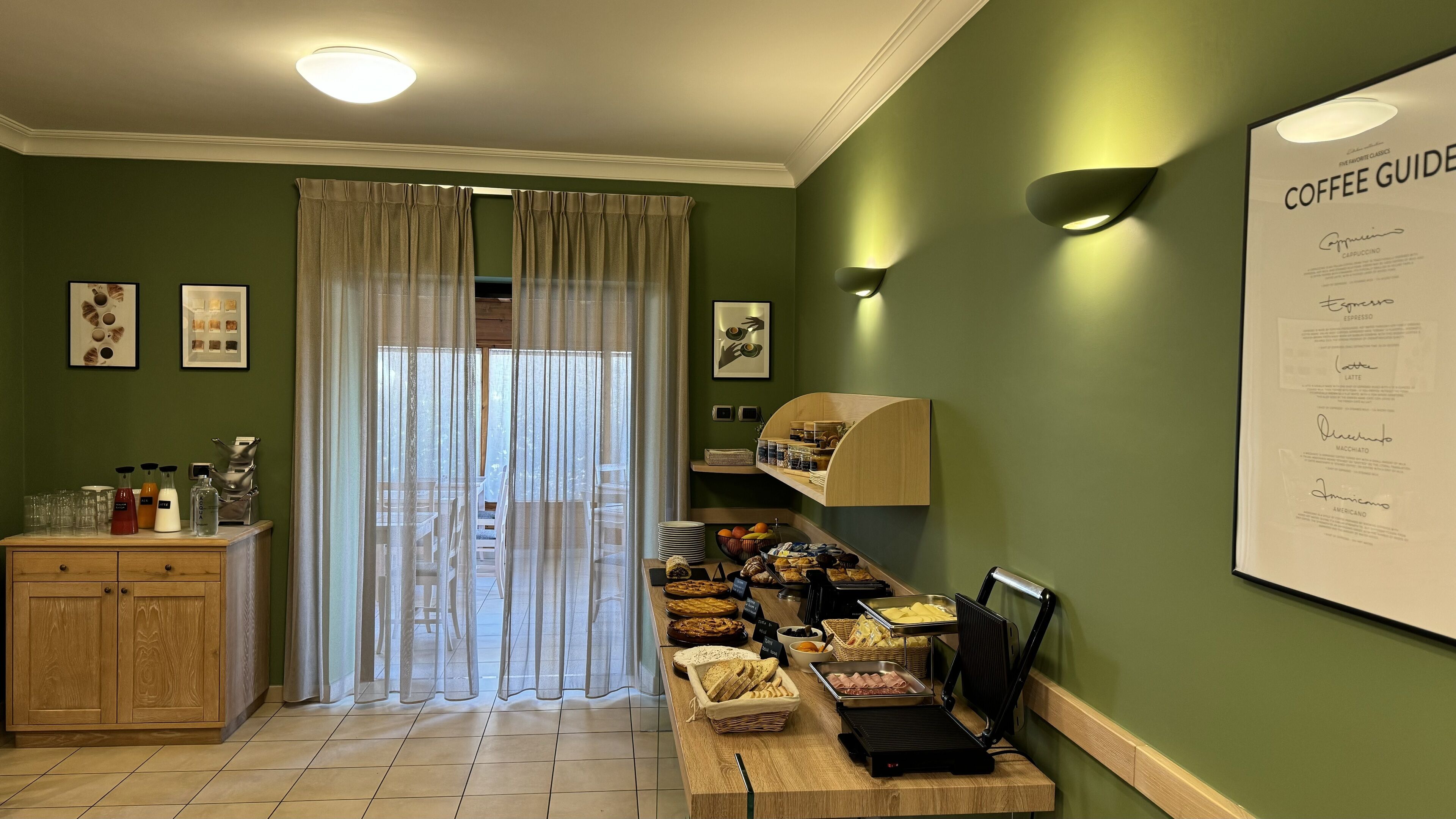 Espaço de café da manhã com guia de café, alimentos para o café da manhã e vista pela janela.