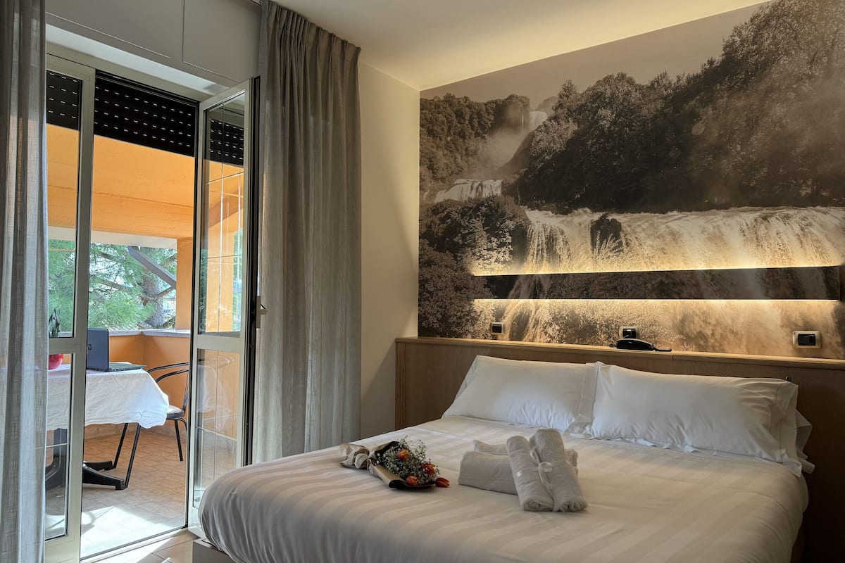 superior double room | 1 bedroom, minibar, individually decorated, desk