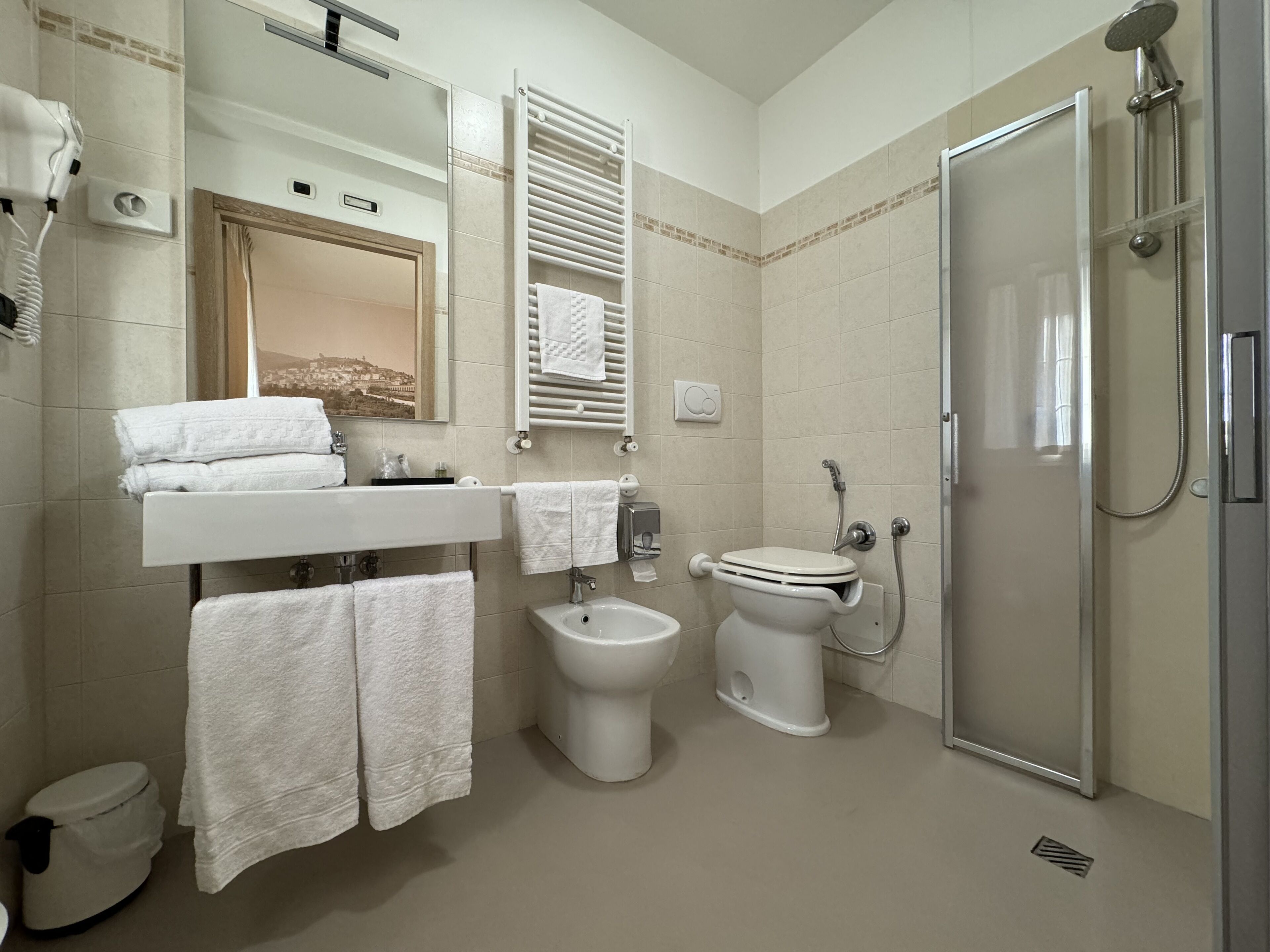 standard double or twin room | bathroom | shower, free toiletries, hair dryer, bathrobes