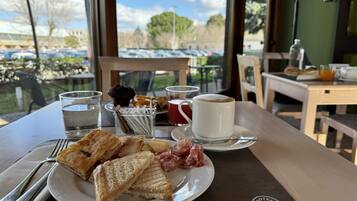 Colazione a buffet inclusa, servita tutte le mattine