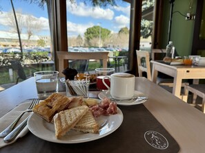 Free daily buffet breakfast