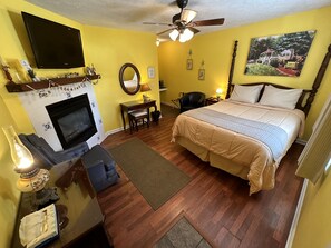 Deluxe Queen Fireplace/Jetted Tub #0 | Individually decorated, individually furnished, desk, laptop workspace - Alpine Village Inn (Blowing Rock)