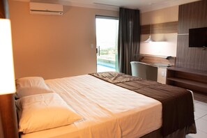 Skrivebord, blendingsgardiner, barnesenger (inkludert) og ekstrasenger