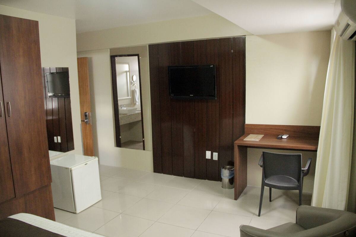 Kamar Standar | Meja kerja, tirai kedap cahaya, dan tempat tidur bayi gratis