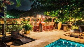 Bar junto a la piscina