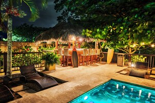 Bar junto a la piscina