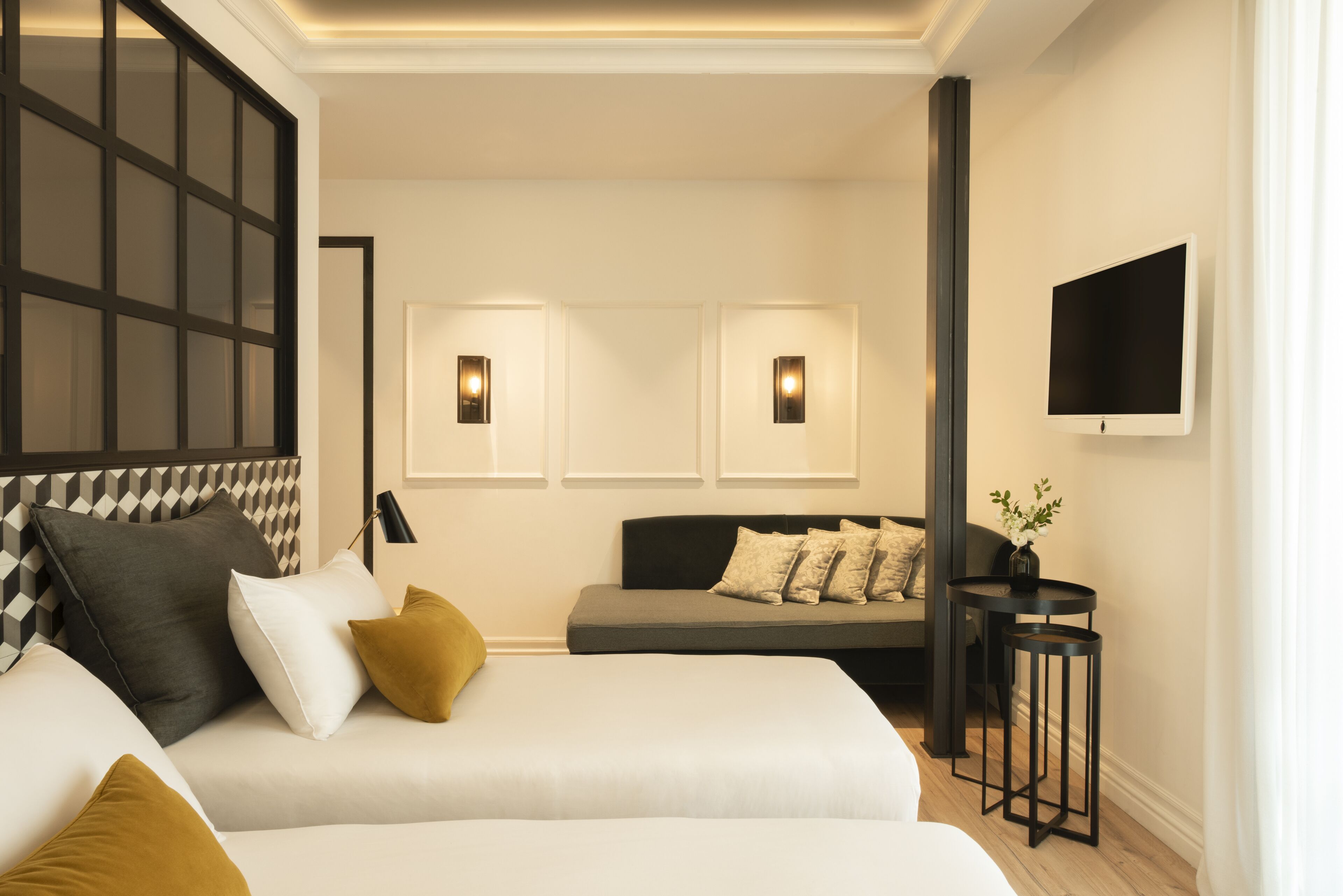 deluxe room (grand deluxe, ciutat vella view) | premium bedding, minibar, in-room safe, soundproofing